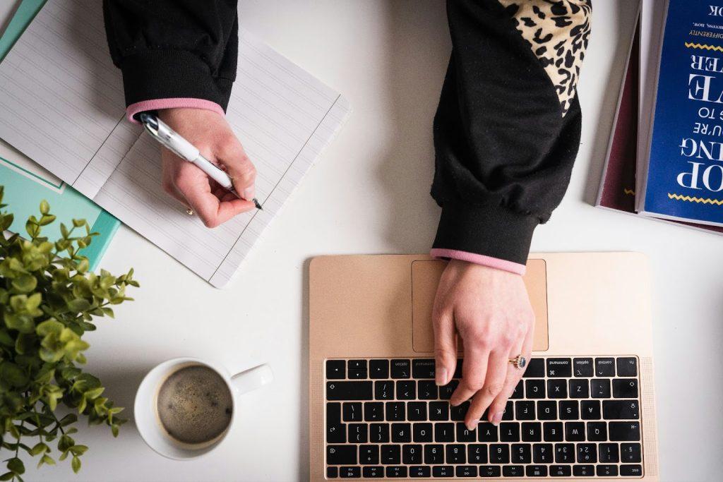 Apa Itu UX Writing? Panduan, Contoh &amp; Tips untuk Pemula