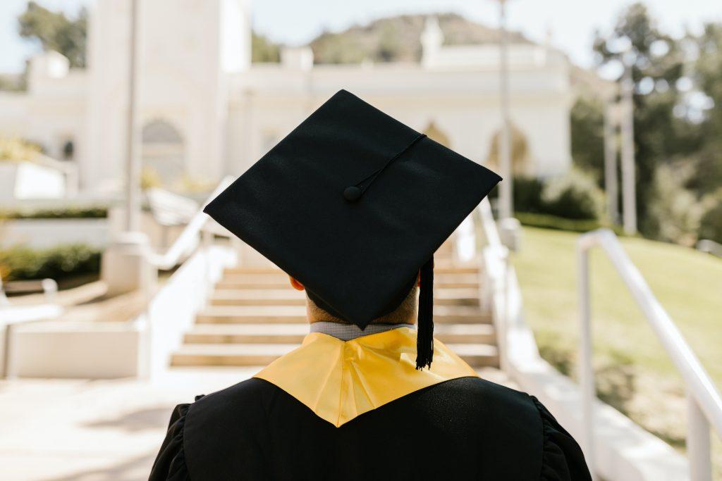 Gaji Ketinggian Jadi Alasan Fresh Graduate Susah Dapat Kerja