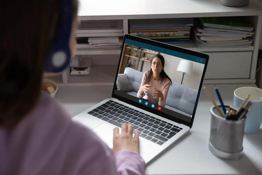 Bootcamp Online vs Offline: Mana yang Lebih Efektif untuk Belajar?